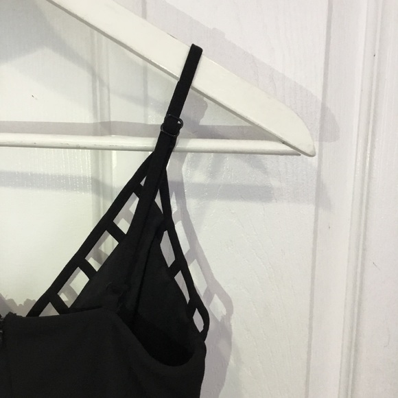 Black Fitted Dress 🖤 - Picture 4 of 7